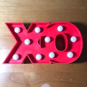 “XO” LED light up decor